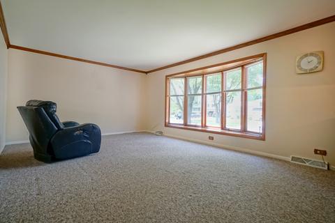 9 E Debbie Dr, Mount Prospect, IL 60056 photo 2