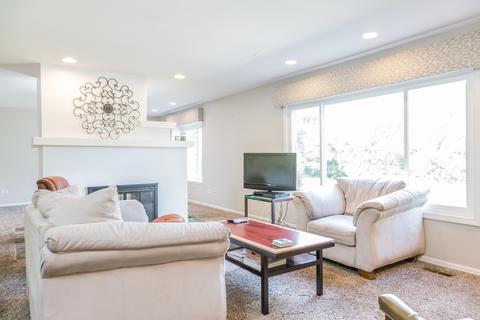 697 Braintree Ln, Bartlett, IL 60103 photo 9