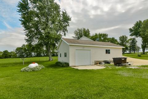5928 E Johnson Rd, Freeport, IL 61032 photo 4