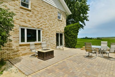 5928 E Johnson Rd, Freeport, IL 61032 photo 3