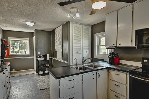 5928 E Johnson Rd, Freeport, IL 61032 photo 9