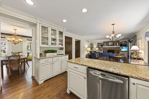 2037 Burnham Pl, Wheaton, IL 60189 photo 4