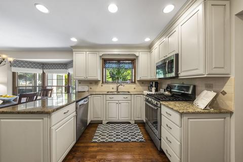 2037 Burnham Pl, Wheaton, IL 60189 photo 2