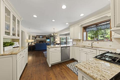 2037 Burnham Pl, Wheaton, IL 60189 photo 5