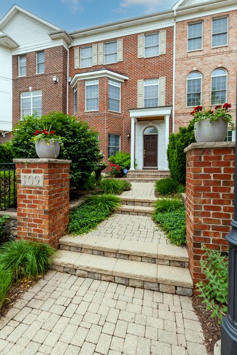 109 Spring Ave, Naperville, IL 60540 photo 2