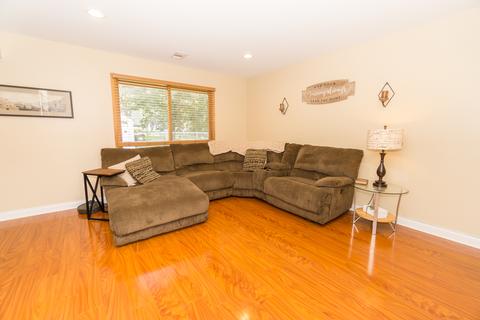 1130 Singleton Dr, Roselle, IL 60172 photo 3
