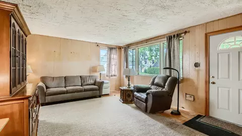 2039 Sunset Dr, Des Plaines, IL 60018 photo 2