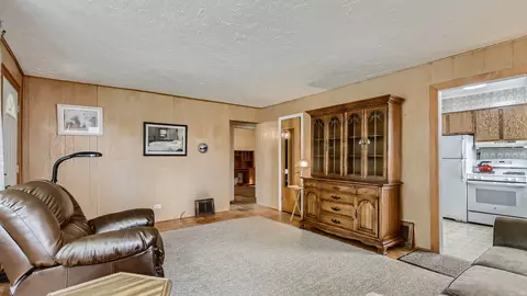 2039 Sunset Dr, Des Plaines, IL 60018 photo 3