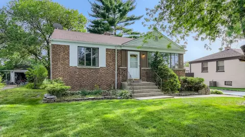 2039 Sunset Dr, Des Plaines, IL 60018 photo 1