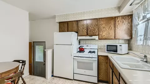 2039 Sunset Dr, Des Plaines, IL 60018 photo 4