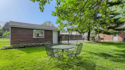 2039 Sunset Dr, Des Plaines, IL 60018 photo 11