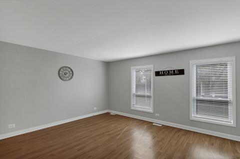 1911 Williamsburg Dr, Hoffman Estates, IL 60169 photo 3