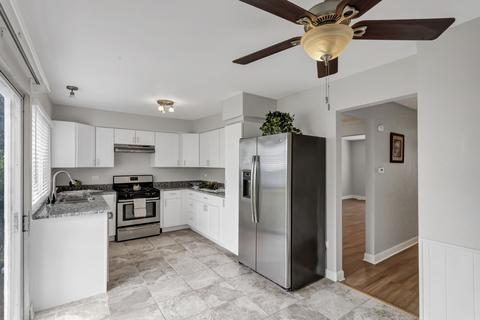1911 Williamsburg Dr, Hoffman Estates, IL 60169 photo 10