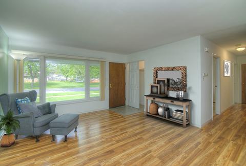 725 Washington Blvd, Hoffman Estates, IL 60169 photo 4