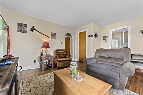 209 E 3rd St, Gilman, IL 60938 photo 5