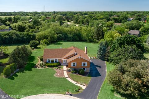 19 N Highview Cir, Hawthorn Woods, IL 60047