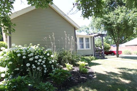 335 E Lincoln St E, Bloomington, IL 61701 photo 2