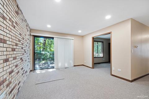 1402 Creekside Ct #A, Elgin, IL 60123 photo 2