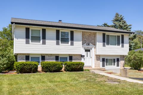 590 Glendale Ln, Hoffman Estates, IL 60169 photo 1