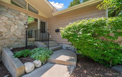561 W Morse Ave, Bartlett, IL 60103 photo 2