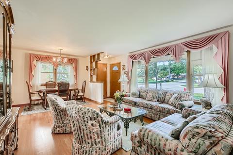 5259 Wright Ter, Skokie, IL 60077 photo 2
