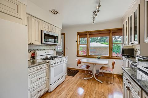5259 Wright Ter, Skokie, IL 60077 photo 8