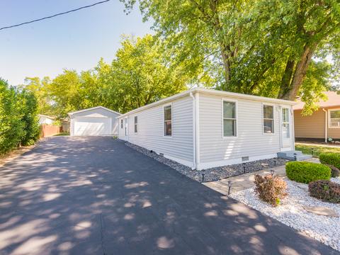 320 Bluff St, Lockport, IL 60441 photo 2