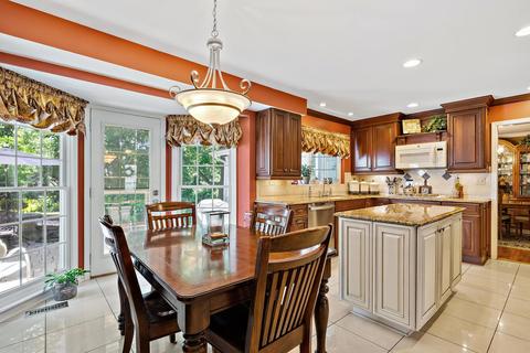 565 Longfellow Dr, Wheaton, IL 60189 photo 6
