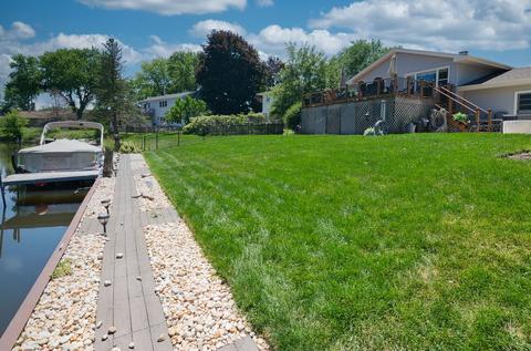 1318 N Millstream Dr, Mchenry, IL 60050 photo 2