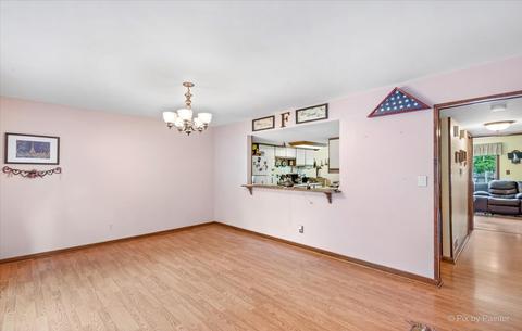 37 Cypress Sq, Elgin, IL 60123 photo 5