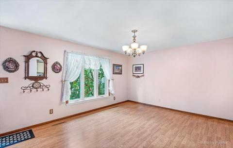 37 Cypress Sq, Elgin, IL 60123 photo 3