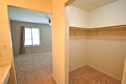 22 Creekside Cir #A, Elgin, IL 60123 photo 12