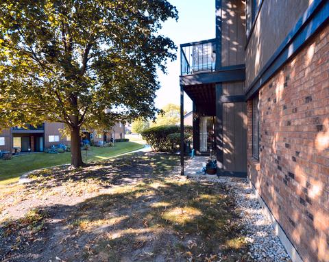 22 Creekside Cir #A, Elgin, IL 60123 photo 3