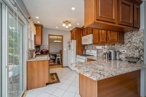 1930 Crescent Ct, Hoffman Estates, IL 60169 photo 4