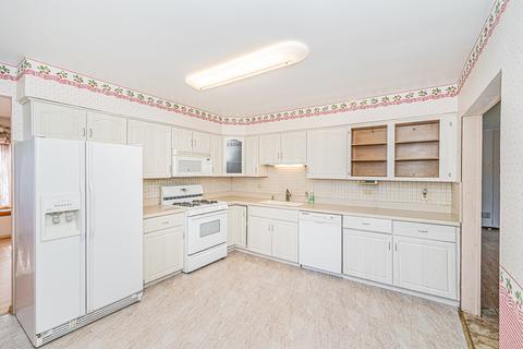 2313 Cedar St, Des Plaines, IL 60018 photo 8