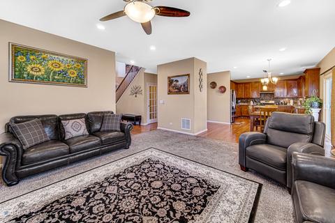318 Monument Rd, Elgin, IL 60124 photo 8