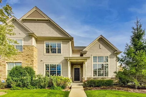 2101 Dauntless Dr, Glenview, IL 60026 photo 1