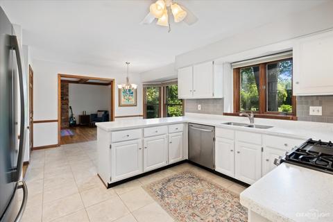 703 Surrey Ln, Algonquin, IL 60102 photo 2