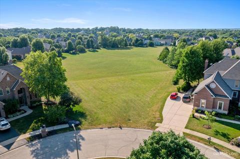 681 Kingsman Ct, Sugar Grove, IL 60554