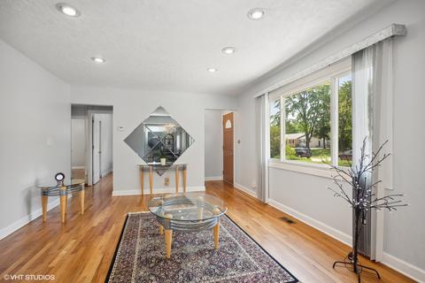 360 Apache Ln, Hoffman Estates, IL 60169 photo 3