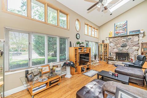 590 Baxter Ln, Hoffman Estates, IL 60169 photo 2