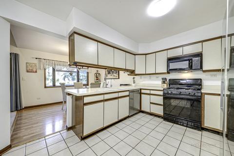 1634 Pebble Beach Dr, Hoffman Estates, IL 60169 photo 9
