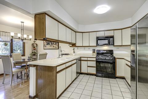 1634 Pebble Beach Dr, Hoffman Estates, IL 60169 photo 4