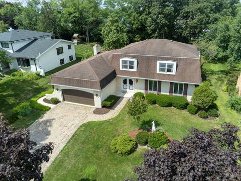 8436 Clynderven Rd, Burr Ridge, IL 60527 photo 1