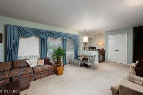 910 Emerald Dr, Naperville, IL 60540 photo 2