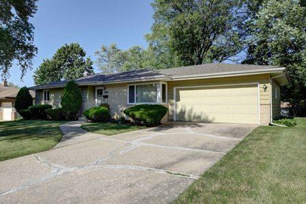 874 Carol Ave, Elgin, IL 60123 photo 3
