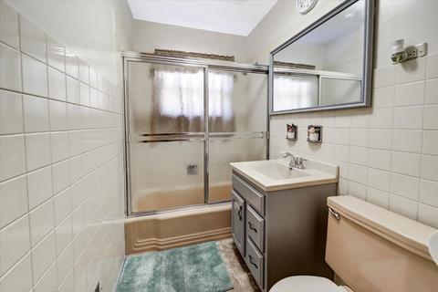 562 Radcliffe Ave, Des Plaines, IL 60016 photo 13