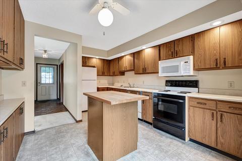 1701 Devonshire Dr, Champaign, IL 61821 photo 9