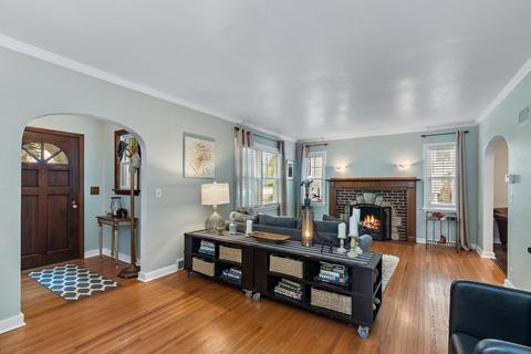 320 N Commonwealth Ave, Elgin, IL 60123 photo 3