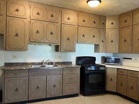 218 W Caroline St, Spring Valley, IL 61362 photo 2